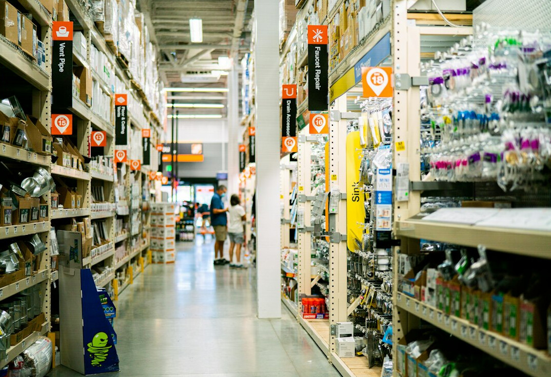 store detective watching